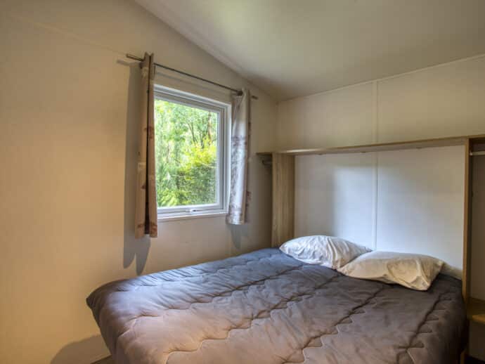 lit double tithome bois sans sanitaire au camping la Salvinie