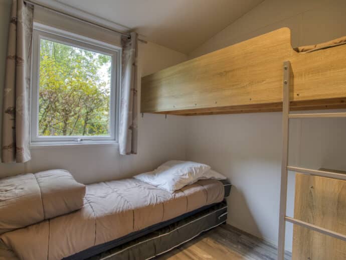 chambre 3 lits simples dont 1 lit gigogne tithome bois sans sanitaire au camping la Salvinie