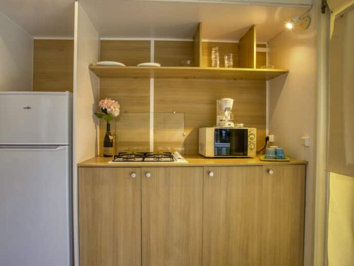 cuisine tithome bâche sans sanitaire au camping La Salvinie