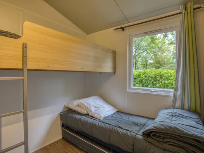 chambre 3 lits simples dont 1 superposé et 1 lit gigogne tithome bâche sans sanitaire au camping La Salvinie