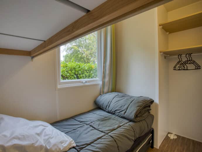 chambre 3 lits simples dont 1 superposé et 1 lit gigogne tithome bâche sans sanitaire au camping La Salvinie