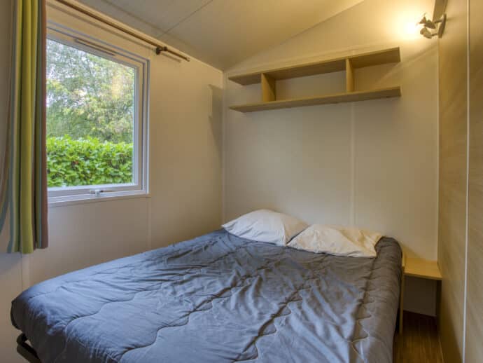 lit double tithome bâche sans sanitaire au camping La Salvinie